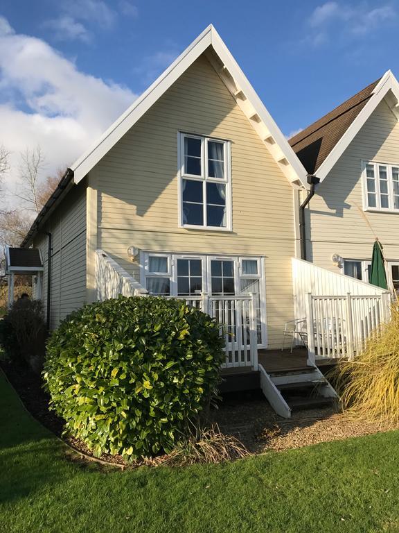 Luxury 3 Bed Home By The Lake South Cerney Extérieur photo