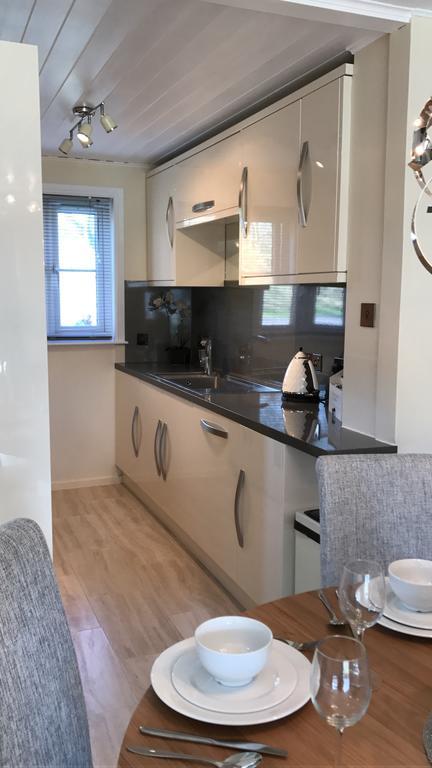 Luxury 3 Bed Home By The Lake South Cerney Extérieur photo