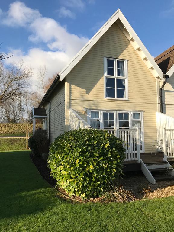 Luxury 3 Bed Home By The Lake South Cerney Extérieur photo