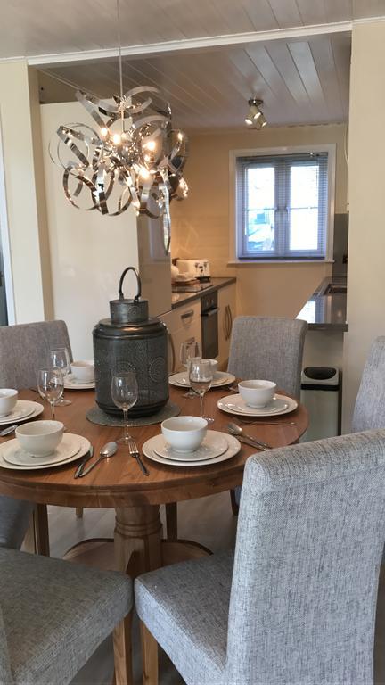Luxury 3 Bed Home By The Lake South Cerney Extérieur photo