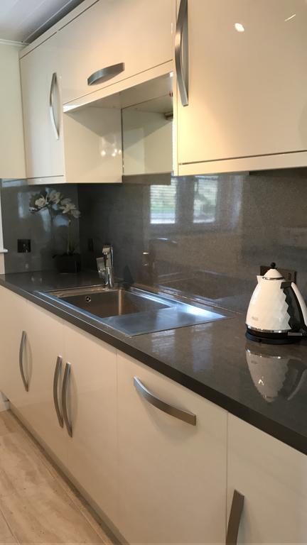 Luxury 3 Bed Home By The Lake South Cerney Extérieur photo