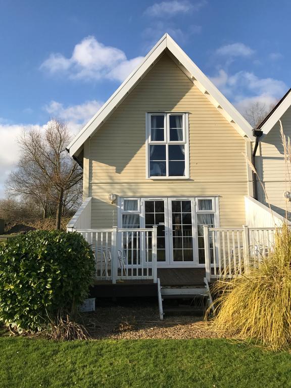 Luxury 3 Bed Home By The Lake South Cerney Extérieur photo