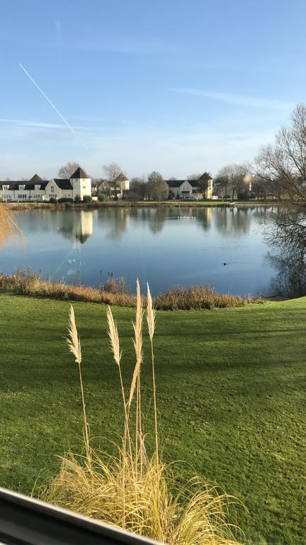 Luxury 3 Bed Home By The Lake South Cerney Extérieur photo