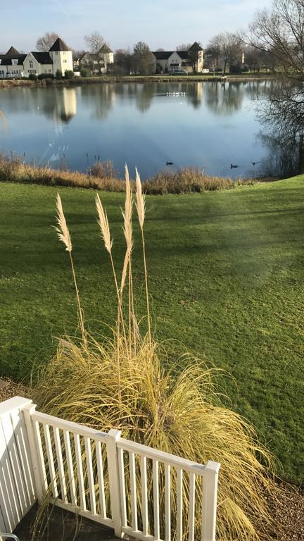 Luxury 3 Bed Home By The Lake South Cerney Extérieur photo