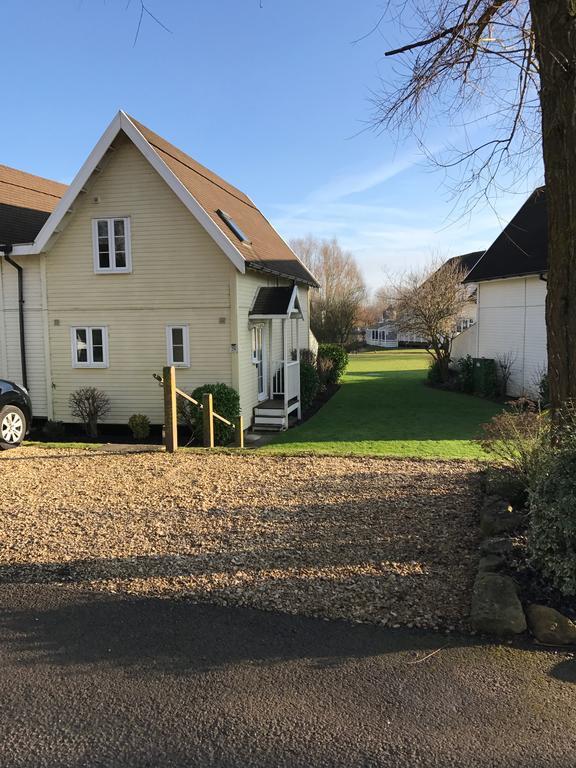 Luxury 3 Bed Home By The Lake South Cerney Extérieur photo